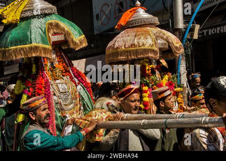 Lokale Götter, Lokale Devtas, Lokale Gottheiten, Mega Festival, Dussehra Festivals, Dhalpur Ground, Kullu, Kulu, Himachal Pradesh, Indien, Asien, indische Festivals Stockfoto