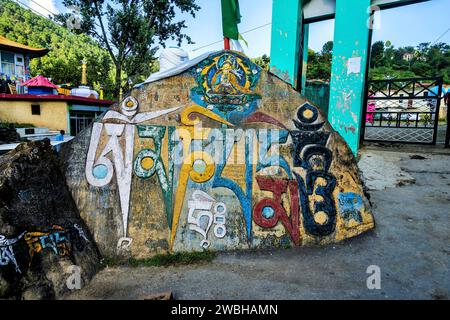 Buddhistischer Gesang auf Stein, Nyingmapa Gompa Kloster, Rewalsar, Nagar, Mandi, Himachal Pradesh, Indien, Asien Stockfoto