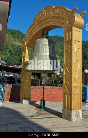 Große Glocke im buddhistischen Kloster Nyingmapa Gompa, Rewalsar, Nagar, Mandi, Himachal Pradesh, Indien, Asien Stockfoto