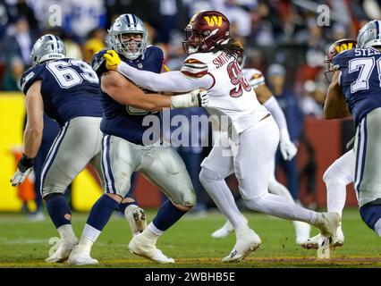 Washington Commanders Defensive End James Smith-Williams (96) greift am 7. Januar 2023 das Dallas Cowboys Center Brock Hoffman (67) auf dem FedEx Field in Landover MD ein (Alyssa Howell für Image of Sport) Stockfoto