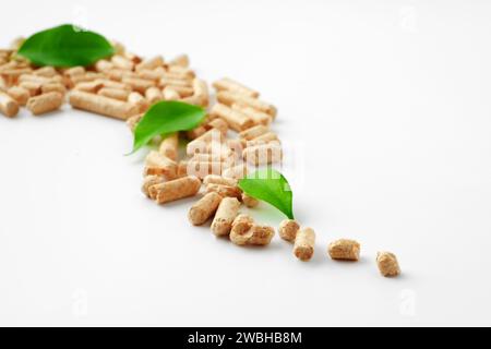 Holzpellets Biokraftstoff isoliert auf weißem Hintergrund Stockfoto