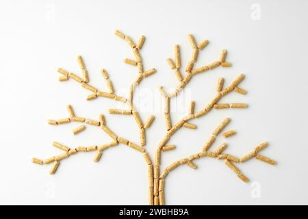 Holzpellets Biokraftstoff isoliert auf weißem Hintergrund Stockfoto
