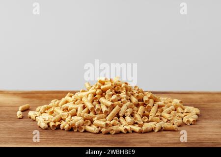 Haufen Holzpellets Biokraftstoff auf Holztisch Stockfoto