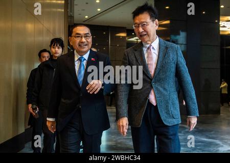 Taipeh. Januar 2024. Der Präsidentschaftskandidat Hou Yu-ih (L) und der Vizepräsident Jaw Shau-kong kommen am 11. November 01/2024 zur internationalen Pressekonferenz der nationalistischen Partei KMT (Kuomintang) in Taipeh (Taiwan) ein. Von Wiktor Dabkowski Credit: dpa/Alamy Live News Stockfoto