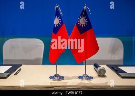 Taipeh. Januar 2024. Taiwans Flaggen, die während der internationalen Pressekonferenz der KMT (Kuomintang) in Taipeh (Taiwan) am 11/01/2024 zu sehen waren, behauptet der KMT-Kandidat, der einzige in der Lage zu sein, den Frieden in der Taiwanstraße zu wahren. Von Wiktor Dabkowski Credit: dpa/Alamy Live News Stockfoto