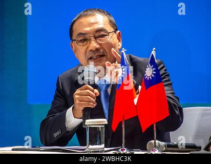 Taipeh. Januar 2024. Präsidentschaftskandidat Hou Yu-ih spricht mit der Presse während der KMT (Kuomintang), einer internationalen Pressekonferenz der nationalistischen Partei in Taipeh, Taiwan am 11. November 01/2024, behauptet der KMT-Kandidat, der einzige in der Lage zu sein, den Frieden in der Straße von Taiwan aufrechtzuerhalten. Von Wiktor Dabkowski Credit: dpa/Alamy Live News Stockfoto