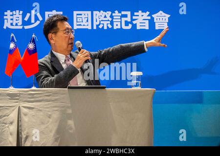 Taipeh. Januar 2024. Der Kandidat des Vizepräsidenten Jaw Shau-kong spricht mit der Presse während der internationalen Pressekonferenz der KMT (Kuomintang) in Taipeh (Taiwan) am 01/2024 behauptet der Kandidat der KMT, der einzige in der Lage zu sein, den Frieden in der Straße von Taiwan aufrechtzuerhalten. Von Wiktor Dabkowski Credit: dpa/Alamy Live News Stockfoto