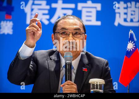 Taipeh. Januar 2024. Präsidentschaftskandidat Hou Yu-ih spricht mit der Presse während der KMT (Kuomintang), einer internationalen Pressekonferenz der nationalistischen Partei in Taipeh, Taiwan am 11. November 01/2024, behauptet der KMT-Kandidat, der einzige in der Lage zu sein, den Frieden in der Straße von Taiwan aufrechtzuerhalten. Von Wiktor Dabkowski Credit: dpa/Alamy Live News Stockfoto