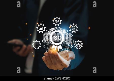 Geschäftsmann-ISO-Symbol zur Qualitätssicherung auf virtuellem Bildschirm Stockfoto