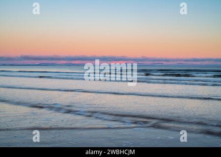 Winteraufgang über Findhorn Beach bei Ebbe. Findhorn, Morayshire, Schottland. Lange Belichtung Stockfoto