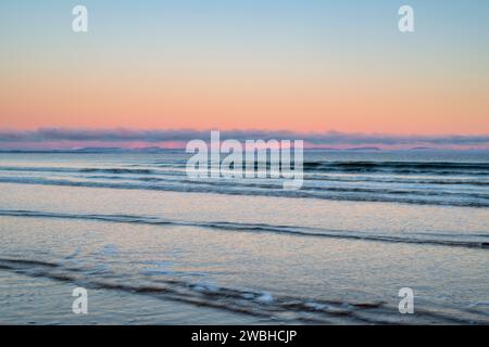 Winteraufgang über Findhorn Beach bei Ebbe. Findhorn, Morayshire, Schottland. Lange Belichtung Stockfoto