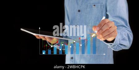 Zinssätze und Dividenden, Geschäftsentwicklung mit Prozentsymbol und Aufwärtspfeil für langfristige Altersvorsorgeinvestitionen. Stockfoto