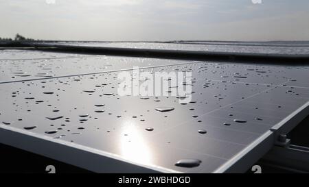 Sauberes Energiekonzept von schwimmenden Photovoltaik-Kraftwerken Stockfoto