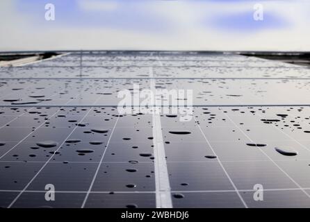 Sauberes Energiekonzept von schwimmenden Photovoltaik-Kraftwerken Stockfoto