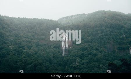 Landschaftsansicht des Dorfes Mae Klang Luang mit Namtok Siriphum Wasserfall und Pflanzenterrassen in der Nähe der Königlichen Landwirtschaftsstation Inthanon, Stockfoto