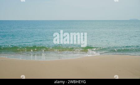 Kräftige Meeresblaue Wellen mit weißem Schaum. Nahaufnahme einer brechenden Welle. Stockfoto