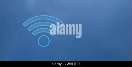 Wi-Fi-Symbol auf blauem Himmel Stockfoto