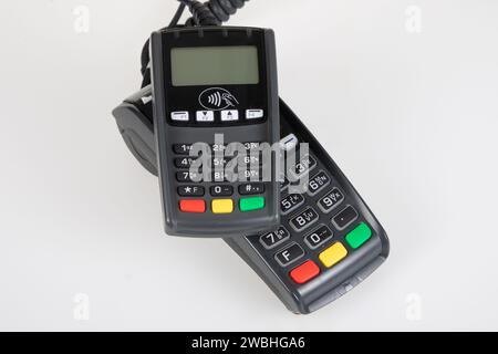 bankterminal für die Zahlung per Chip und magnetischer Bankkarte in einem Geschäft Stockfoto