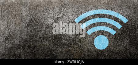 Blaues WLAN-Symbol an der alten Betonwand Stockfoto