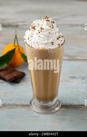 Orangen- und Schokoladenmilchshake mit Kaffee darüber Stockfoto