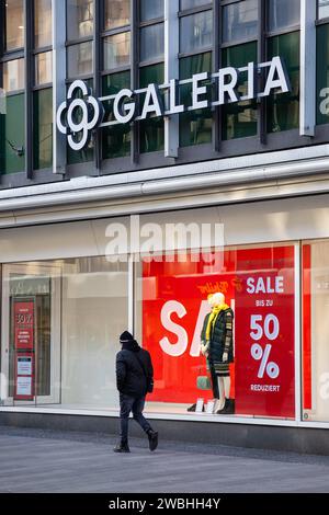 Kassel Warenhauskette Galeria Karstadt Kaufhof hat zum dritten Mal Insolvenz Warenhauskette Galeria Karstadt Kaufhof hat zum dritten Mal seit Mai 2020 Insolvenz angemeldet, eine Schließung des Kaufhauses in Kassel ist gegenwärtig ausgeschlossen, trotzdem sind die Mitarbeiter verunsichert, 10. Januar 2023, Kassel / Hessen / Deutschland, *** Kaufhof Kasseler Kaufhaus Galeria Karstadt Kaufhof hat zum dritten Mal Insolvenz beantragt seit Mai 2020 steht eine Schließung des Kaufhauses in Kassel vor Stockfoto