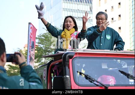 Taipeh, Taiwan. Januar 2024. Der taiwanesische Politiker der Demokratischen Progressiven Partei (DPP), Hsieh Pei-fen (l), steht während eines Wahlkampfs auf dem Rücken eines Pick-up-Trucks. Der Jurastudent der Harvard University kandidiert in Taipeh für die Parlamentswahlen am 13. Januar. Ihrer Meinung nach sollte Taiwan, das nur von wenigen Ländern anerkannt wird, stärker in die internationale Politik einbezogen werden. Quelle: Johannes Neudecker/dpa/Alamy Live News Stockfoto