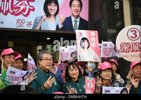 Taipeh, Taiwan. Januar 2024. Die taiwanesische Politikerin der Demokratischen Progressiven Partei (DPP), Hsieh Pei-fen (M), steht während einer Veranstaltung mit Unterstützern vor ihrem Wahlkampfbüro. Der Jurastudent der Harvard University kandidiert in Taipeh für die Parlamentswahlen am 13. Januar. Sie ist der Ansicht, dass Taiwan, das nur von wenigen Ländern anerkannt wird, stärker in die internationale Politik einbezogen werden sollte. Quelle: Johannes Neudecker/dpa/Alamy Live News Stockfoto