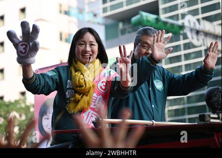 Taipeh, Taiwan. Januar 2024. Der taiwanesische Politiker der Demokratischen Progressiven Partei (DPP), Hsieh Pei-fen (l), steht während eines Wahlkampfs auf dem Rücken eines Pick-up-Trucks. Der Jurastudent der Harvard University kandidiert in Taipeh für die Parlamentswahlen am 13. Januar. Ihrer Meinung nach sollte Taiwan, das nur von wenigen Ländern anerkannt wird, stärker in die internationale Politik einbezogen werden. Quelle: Johannes Neudecker/dpa/Alamy Live News Stockfoto