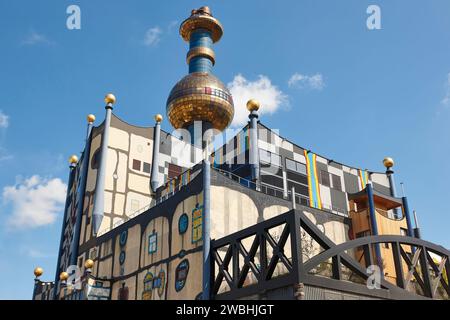 Mehrfarben-Spitelau-Verbrennungsofen und -Turm im Wiener Stadtzentrum. Österreich Stockfoto