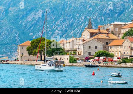 Strandpromenade in der historischen Stadt am Ufer der Bucht von Kotor. Perast, Montenegro Stockfoto