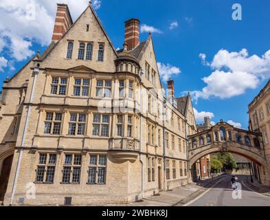 Blick auf die Gebäude des Hertford College mit Hertford Bridge (Seufzerbrücke) dazwischen. Oxford, England Stockfoto