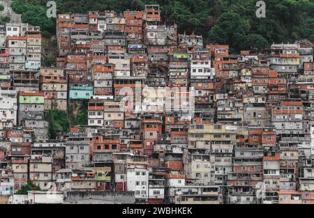 Farbenfrohe Favela auf einem steilen Hügel mit Blick auf den brasilianischen Dschungel Stockfoto