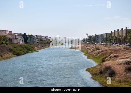 Ballona Lagoon und nahegelegene Häuser – ökologisches Naturschutzgebiet im Los Angeles County, Kalifornien Stockfoto