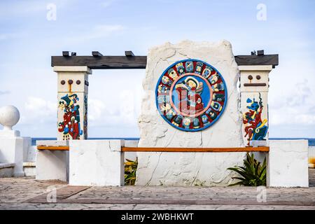 Eine Betonmauer mit zwei Steinpfeilern auf beiden Seiten und einem lebendigen Gemälde zwischen ihnen Stockfoto