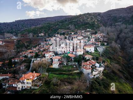 Blick aus der Vogelperspektive auf das traditionelle Dorf Palaios Panteleimonas am Olymp, Pieria, Griechenland. Stockfoto