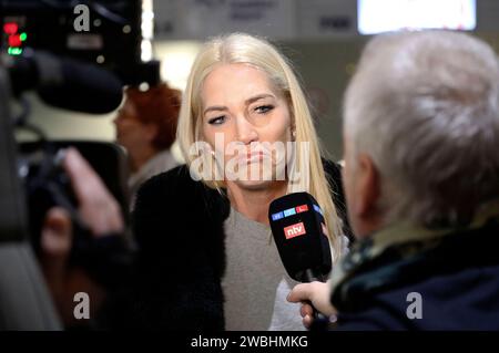 Sarah Kern bei der Abreise der Dschungelcamp-Kandidaten der RTL Reality-TV-Show Ich bin ein Star - holt mich hier raus nach Australien. Auf dem Flughafen Frankfurt am Main. Frankfurt am Main, 10.01.2024 *** Sarah Kern beim Abflug des Dschungelcamps Kandidaten der RTL Reality TV Show Ich bin ein Star holt mich hier raus nach Australien am Flughafen Frankfurt am Main, 10 01 2024 Foto:XM.xWehnertx/xFuturexImagex kern 4102 Stockfoto