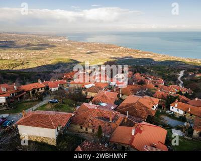 Blick aus der Vogelperspektive auf das traditionelle Dorf Palaios Panteleimonas am Olymp, Pieria, Griechenland. Stockfoto