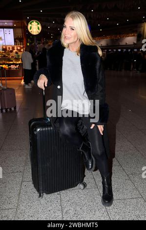 Sarah Kern bei der Abreise der Dschungelcamp-Kandidaten der RTL Reality-TV-Show Ich bin ein Star - holt mich hier raus nach Australien. Auf dem Flughafen Frankfurt am Main. Frankfurt am Main, 10.01.2024 *** Sarah Kern beim Abflug des Dschungelcamps Kandidaten der RTL Reality TV Show Ich bin ein Star holt mich hier raus nach Australien am Flughafen Frankfurt am Main, 10 01 2024 Foto:XM.xWehnertx/xFuturexImagex kern 4122 Stockfoto