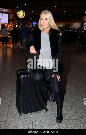 Sarah Kern bei der Abreise der Dschungelcamp-Kandidaten der RTL Reality-TV-Show Ich bin ein Star - holt mich hier raus nach Australien. Auf dem Flughafen Frankfurt am Main. Frankfurt am Main, 10.01.2024 *** Sarah Kern beim Abflug des Dschungelcamps Kandidaten der RTL Reality TV Show Ich bin ein Star holt mich hier raus nach Australien am Flughafen Frankfurt am Main, 10 01 2024 Foto:XM.xWehnertx/xFuturexImagex kern 4121 Stockfoto