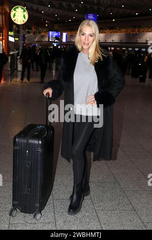 Sarah Kern bei der Abreise der Dschungelcamp-Kandidaten der RTL Reality-TV-Show Ich bin ein Star - holt mich hier raus nach Australien. Auf dem Flughafen Frankfurt am Main. Frankfurt am Main, 10.01.2024 *** Sarah Kern beim Abflug des Dschungelcamps Kandidaten der RTL Reality TV Show Ich bin ein Star holt mich hier raus nach Australien am Flughafen Frankfurt am Main, 10 01 2024 Foto:XM.xWehnertx/xFuturexImagex kern 4116 Stockfoto