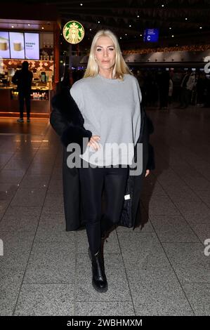 Sarah Kern bei der Abreise der Dschungelcamp-Kandidaten der RTL Reality-TV-Show Ich bin ein Star - holt mich hier raus nach Australien. Auf dem Flughafen Frankfurt am Main. Frankfurt am Main, 10.01.2024 *** Sarah Kern beim Abflug des Dschungelcamps Kandidaten der RTL Reality TV Show Ich bin ein Star holt mich hier raus nach Australien am Flughafen Frankfurt am Main, 10 01 2024 Foto:XM.xWehnertx/xFuturexImagex kern 4129 Stockfoto