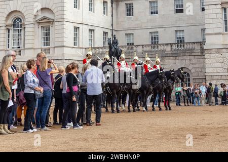 LONDON, GROSSBRITANNIEN - 19. SEPTEMBER 2014: Dies sind Zuschauer und eine Abteilung von berittenen königlichen Garden bei der Zeremonie des Wachwechsels in Th Stockfoto