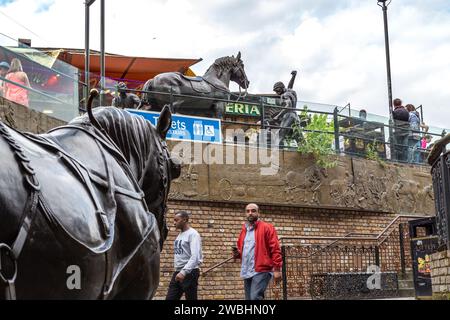LONDON, GROSSBRITANNIEN - 17. MAI 2014: Dies ist das Gebiet des Camden Lock Market, eines ehemaligen öffentlichen Verkehrsstalls, der mit Horsstatuen dekoriert ist Stockfoto