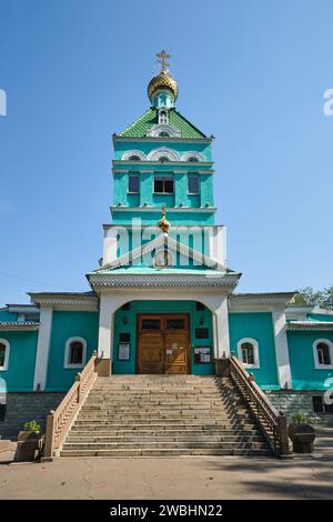 Außenansicht des berühmten, grünen Fassadeneingangs und der Stufen. In der Russisch-orthodoxen Kathedrale St. Nikolaus in Almaty, Kasachstan. Stockfoto