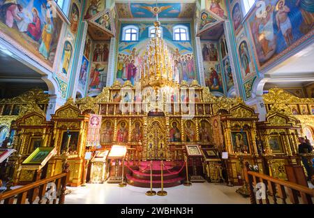 Innenansicht des bemalten goldenen Altars und des großen Kronleuchters. In der Russisch-orthodoxen Kathedrale St. Nikolaus in Almaty, Kasachstan. Stockfoto