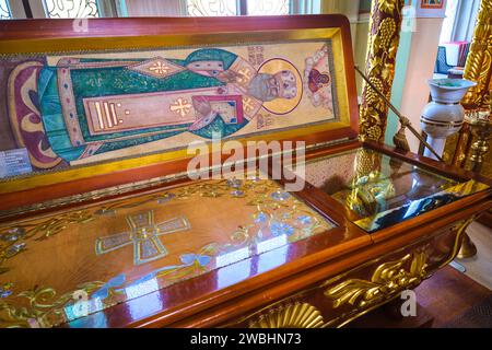 Im Inneren befindet sich ein offener Sarg für einen heiligen. In der Russisch-orthodoxen Kathedrale St. Nikolaus in Almaty, Kasachstan. Stockfoto