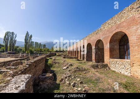 Ein Weitwinkelblick auf die Stätte von Heraclea Lyncestis, eine antike griechische Stadt in der Nähe der heutigen Stadt Bitola in Nordmazedonien. An einem sonnigen Tag aufgenommen Stockfoto