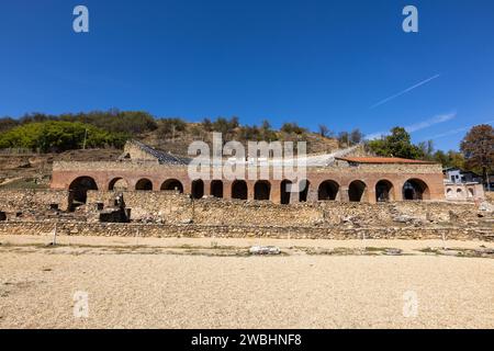 Das Amphitheater in Heraclea Lyncestis, einer antiken griechischen Stadt in Mazedonien in der Nähe der heutigen Stadt Bitola in Nordmazedonien. An einem sonnigen Tag aufgenommen. Stockfoto