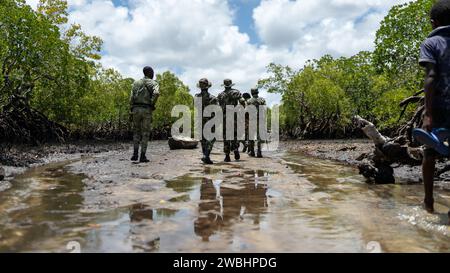 Eine Gruppe von Militärangehörigen in Mocimboa da Praia in der Region Cabo Delgado Stockfoto