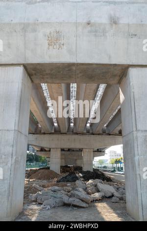 Unteransicht einer im Bau befindlichen Betonautobahn in vertikaler Zusammensetzung Stockfoto